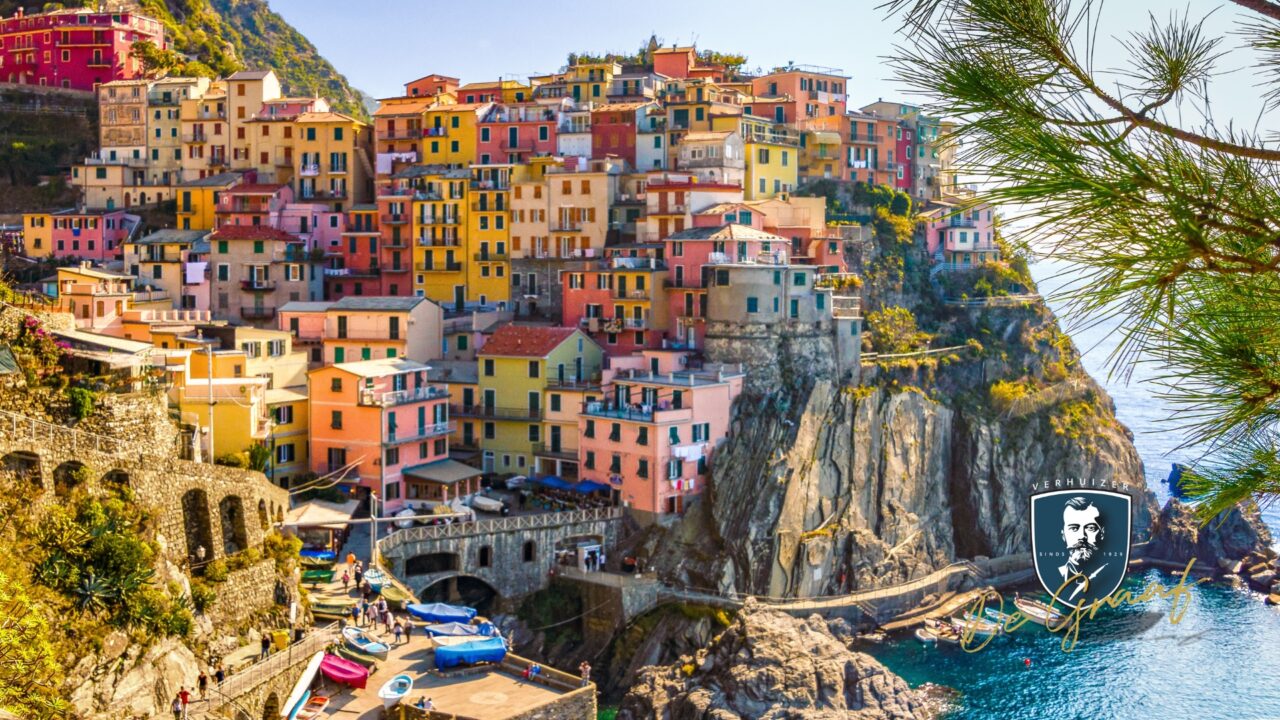 Uitzicht op de kleurrijke dorpjes van Cinque Terre aan de Italiaanse kust, een betoverende plek voor wie verhuist naar Italië.